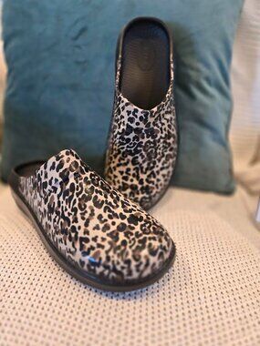 OOFOS OOcloog Women's Leopard Size 9